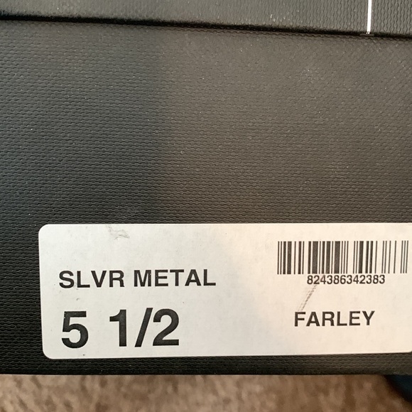 Steven by Steve Madden silver Farley Leathet Sliders NIB Size 5.5 tiny heel - Picture 9 of 9